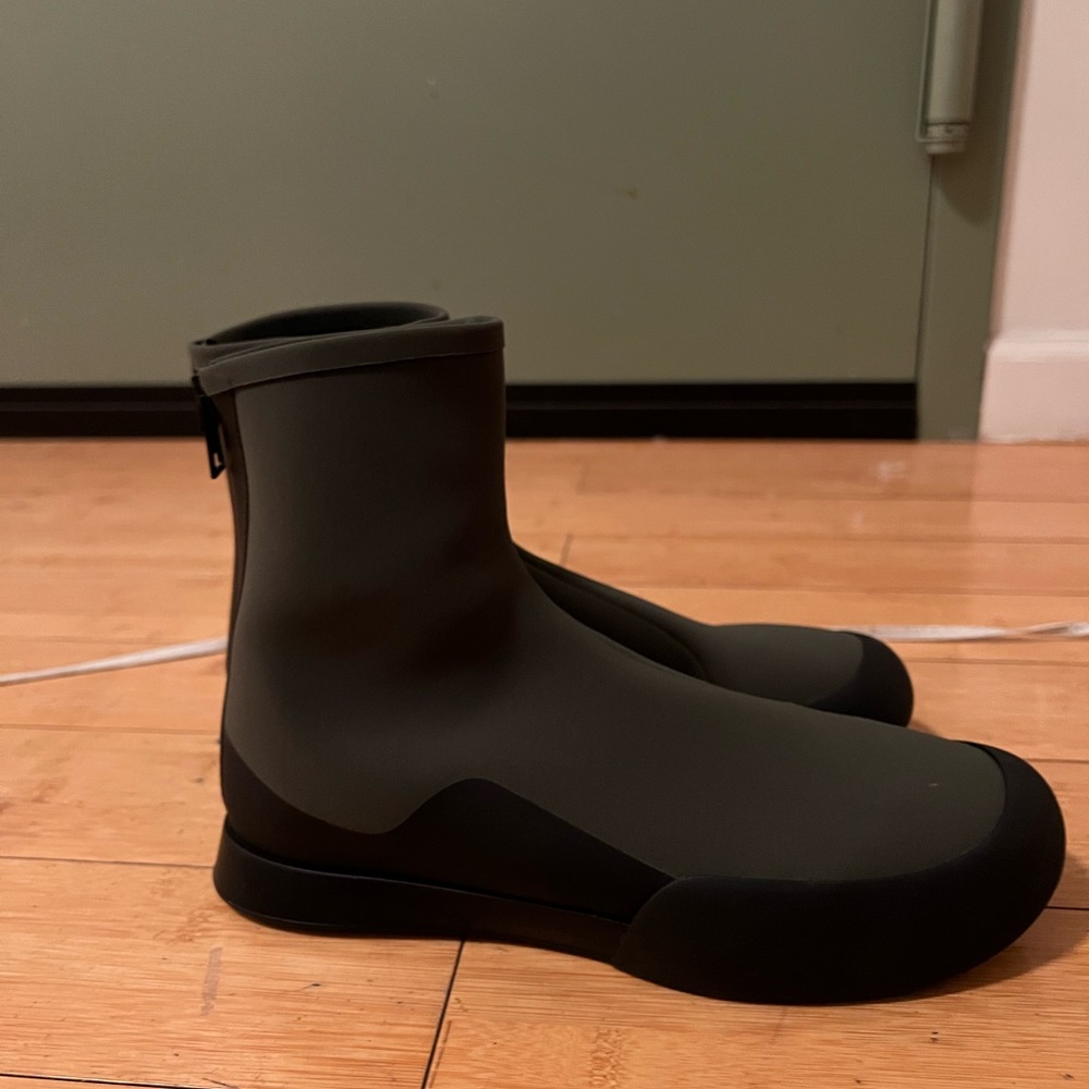 BRAND NEW NEVER WORN IN BOX THE ROW TR SHOE. OPEN TO OFFERS